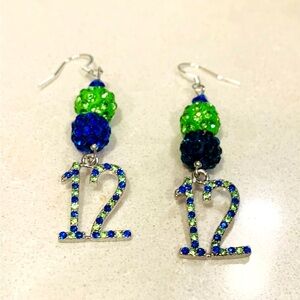 12th woman earrings, ooak!! 💙💚